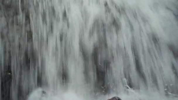 Wasserfall an einem Sommertag — Stockvideo