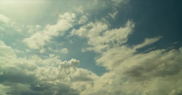 白い雲と青い空のタイムラプス — ストック動画