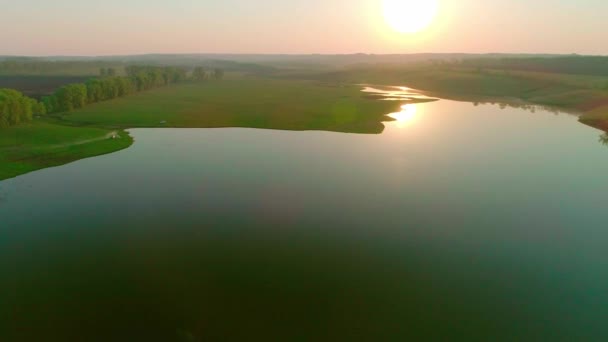 Vidéo aérienne du pré et du lac — Video