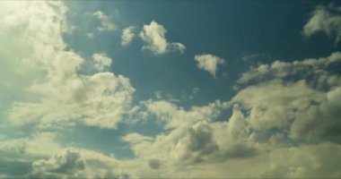 Öğleden sonra bulutlu güzel bir gökyüzünün zamanı.