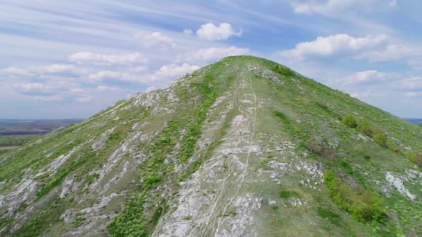 Légi felvétel a magányos hegyről Yuraktau — Stock videók