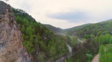 Bir yaz günü dağların ve ormanın havadan çekilmiş videosu
