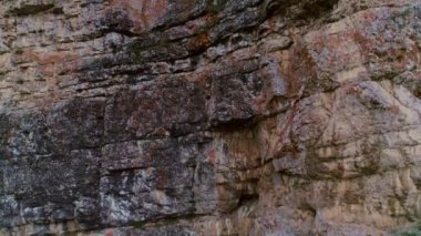 Bir yaz günü dağların ve ormanın havadan çekilmiş videosu