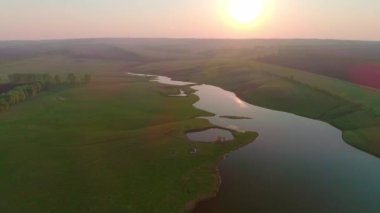 Çayırın ve gölün havadan çekilmiş videosu