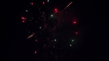 Karanlık gece gökyüzünün arka planında havai fişekler. 4 Temmuz - Amerikan Bağımsızlık Günü ABD