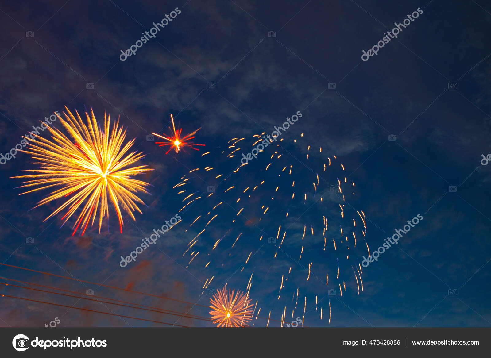 在漆黑的夜空背景下燃放着烟火 7月4日 美国独立日 图库照片 C Mulikov