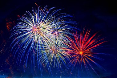 Karanlık gece gökyüzünün arka planında havai fişekler. 4 Temmuz - Amerikan Bağımsızlık Günü