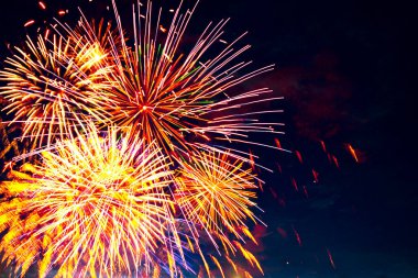 Karanlık gece gökyüzünün arka planında havai fişekler. 4 Temmuz - Amerikan Bağımsızlık Günü