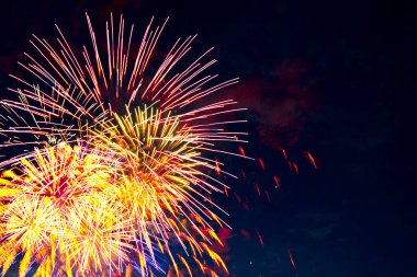 Karanlık gece gökyüzünün arka planında havai fişekler. 4 Temmuz - Amerikan Bağımsızlık Günü