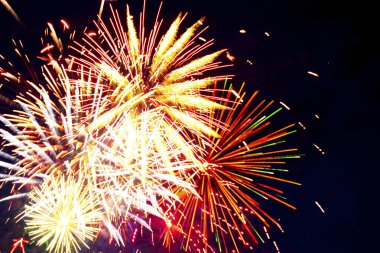 Karanlık gece gökyüzünün arka planında havai fişekler. 4 Temmuz - Amerikan Bağımsızlık Günü