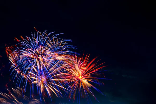 Tűzijáték a sötét éjszakai égbolt hátterében. Július 4. - Amerikai Függetlenség Napja — Stock Fotó