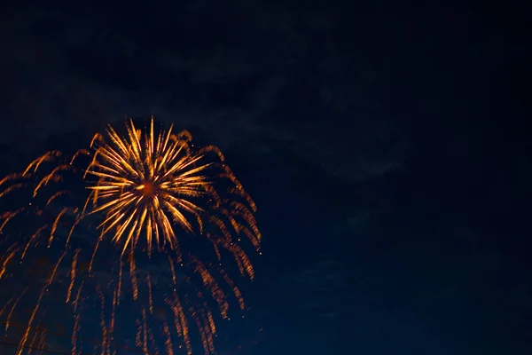 在漆黑的夜空背景下燃放着烟火.7月4日-美国独立日 — 图库照片