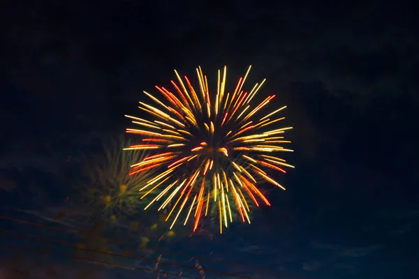 Feuerwerk vor dem Hintergrund des dunklen Nachthimmels. 4. Juli - Amerikanischer Unabhängigkeitstag — Stockfoto