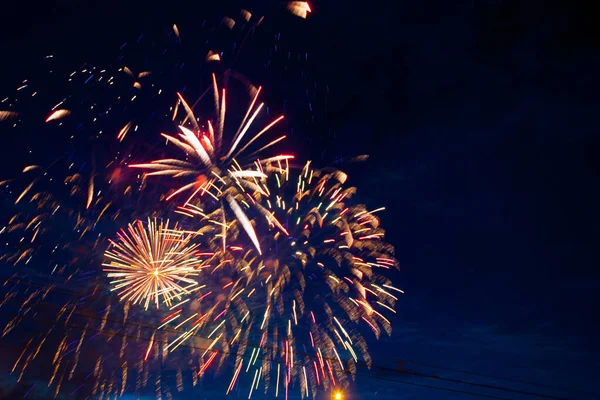 Tűzijáték a sötét éjszakai égbolt hátterében. Július 4. - Amerikai Függetlenség Napja — Stock Fotó