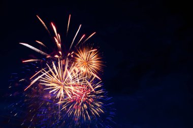 Karanlık gece gökyüzünün arka planında havai fişekler. 4 Temmuz - Amerikan Bağımsızlık Günü