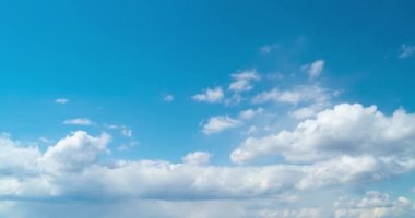 Öğleden sonra bulutlu güzel bir gökyüzünün zamanı.