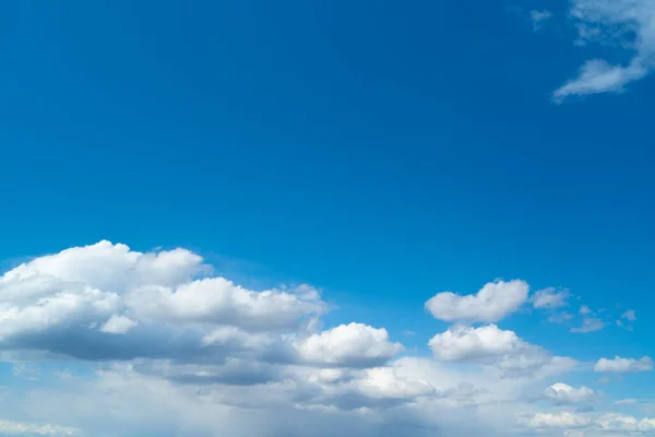 En vacker strukturerad himmel med moln. Natur — Stockfoto