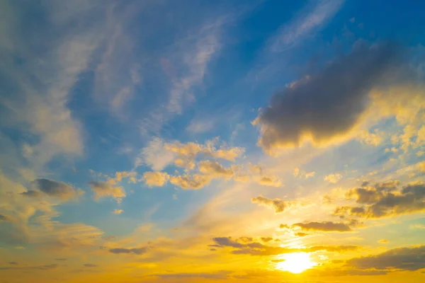 Красиве текстуроване небо з хмарами на заході сонця — стокове фото