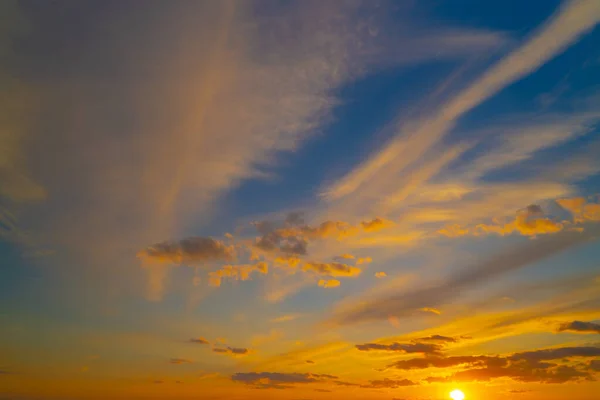 Schöner strukturierter Himmel mit Wolken bei Sonnenuntergang — Stockfoto