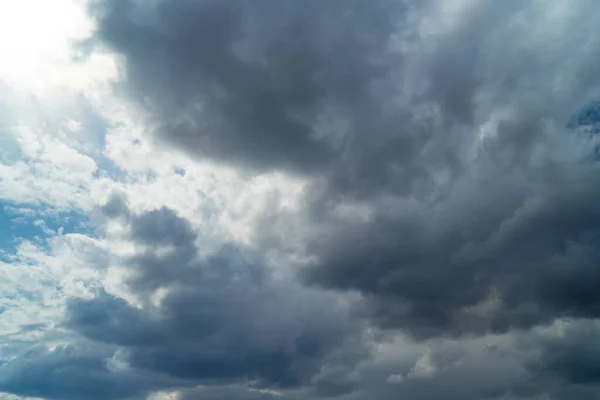 Um lindo céu texturizado com nuvens. Natureza — Fotografia de Stock