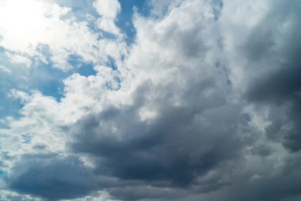 Um lindo céu texturizado com nuvens. Natureza — Fotografia de Stock