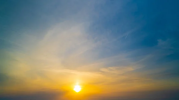 Krásné texturované nebe s mraky při západu slunce — Stock fotografie