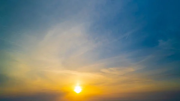 Schöner strukturierter Himmel mit Wolken bei Sonnenuntergang — Stockfoto