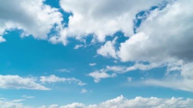 Öğleden sonra bulutlu güzel bir gökyüzünün zamanı.