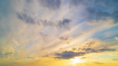 Gün batımında güzel bir gökyüzünün zamanı
