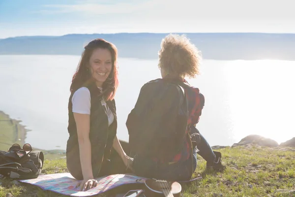 Zwei schöne Mädchen sind in den Bergen unterwegs — Stockfoto