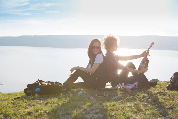 Zwei schöne Mädchen sind in den Bergen unterwegs — Stockfoto