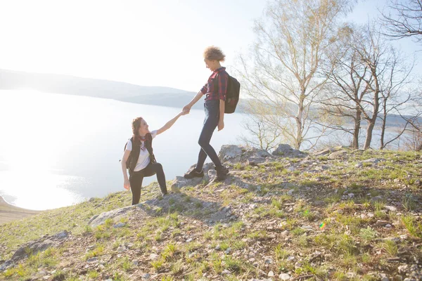 Two beautiful girls are traveling in the mountains — Stock Photo, Image