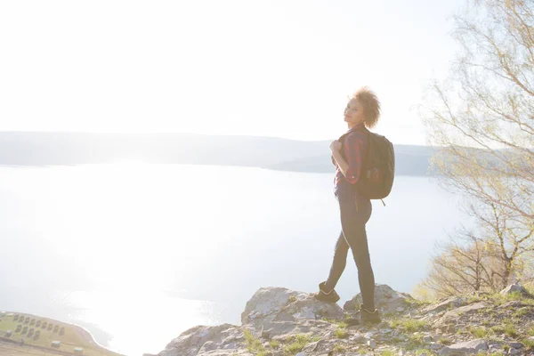 Schöne Mädchen reisen in den Bergen Wandern in den Bergen — Stockfoto