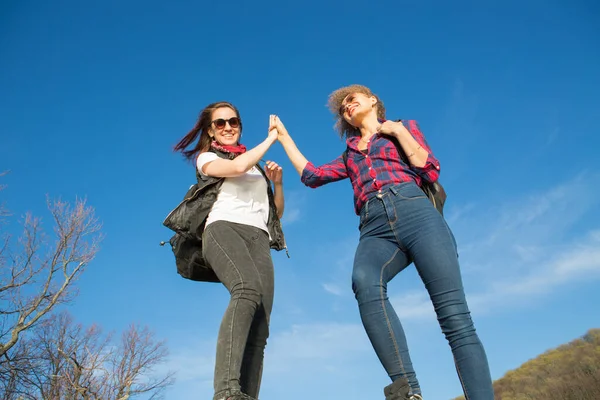 Twee mooie meisjes reizen door de bergen Wandelen in de bergen — Stockfoto