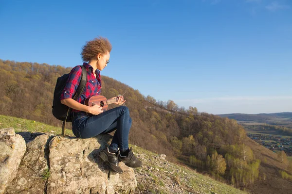 Frau mit Gitarrenukulele in den Bergen, traumhafte Landschaft, atemberaubend schöne Natur, Berge, Sonnenuntergang Wandern in den Bergen — Stockfoto