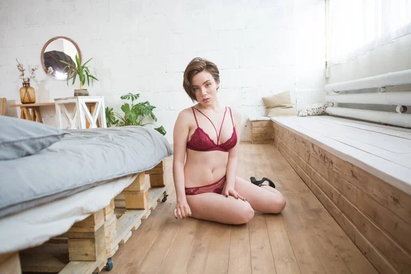 Schöne schöne Mädchen in eleganter Unterwäsche im Zimmer — Stockfoto