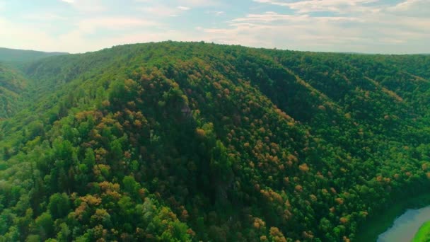 Vidéo aérienne de nuages, montagnes, forêts et rivières de montagne — Video