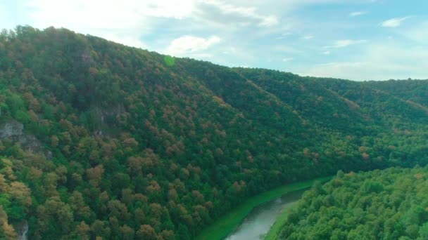 Video aereo di nuvole, montagne, foreste e fiumi di montagna — Video Stock