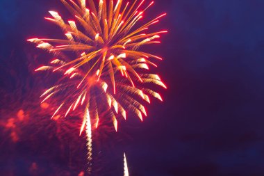 Parlak renkli havai fişekler ve gece gökyüzünde çeşitli renklerin selamı. Bağımsızlık Günü, 4 Temmuz, 4 Temmuz veya Yeni Yıl.
