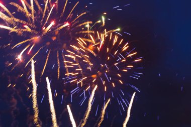 Parlak renkli havai fişekler ve gece gökyüzünde çeşitli renklerin selamı. Bağımsızlık Günü, 4 Temmuz, 4 Temmuz veya Yeni Yıl.