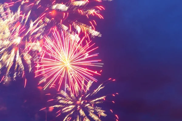 Világos színes tűzijáték és tisztelgés a különböző színek az éjszakai égbolton. Függetlenség Napja, július 4., július 4., vagy újév. — Stock Fotó