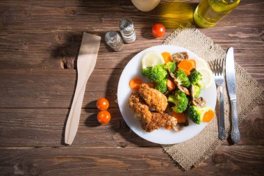 Brokoli, mantar ve havuçtan yapılmış sağlıklı yiyecekler.