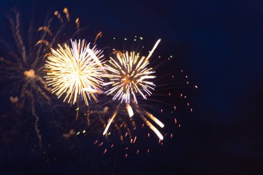 Gece gökyüzünde havai fişekler. Bağımsızlık Günü, 4 Temmuz, 4 Temmuz veya Yeni Yıl