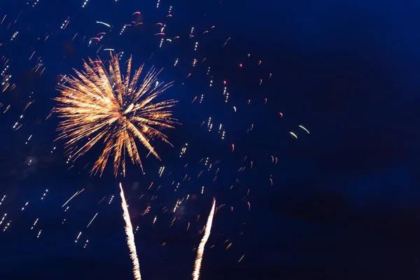 夜空中的烟火。独立日，7月4日，7月4日或新年 — 图库照片