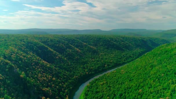 Εναέρια βίντεο από σύννεφα, βουνά, δάση και ορεινά ποτάμια — Αρχείο Βίντεο