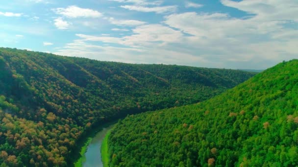 Vídeo aéreo de nuvens, montanhas, floresta e rio de montanha — Vídeo de Stock