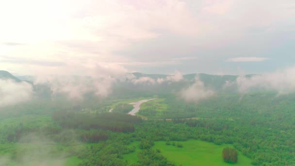 雲、山、森、山の川の空中ビデオ — ストック動画