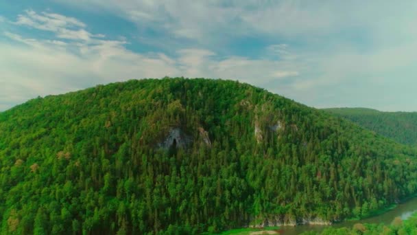 雲、山、森、山の川の空中ビデオ — ストック動画