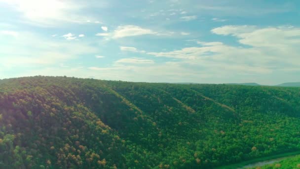 Video aereo di nuvole, montagne, foreste e fiumi di montagna — Video Stock