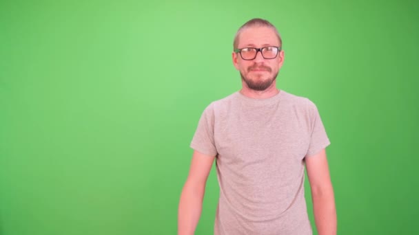 A man raises a sign that says Sold on a green background Chromakey — Stock Video